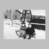 022-0061 Auch hier musste das Denkmal im Hintergrund stehen. Im Bild von links Lothar und Resi Schlisio im Winter 1942-43..jpg